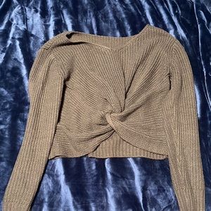 I don’t know the brand. It doesn’t have a tag. Light gray. Cropped.